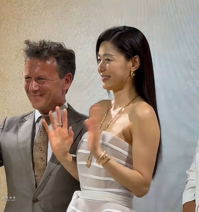 “Mợ chảnh” Jun Ji-hyun có còn đẹp khi lộ dấu hiệu lão hóa?- Ảnh 5. “Mợ chảnh” Jun Ji-hyun có còn đẹp khi lộ dấu hiệu lão hóa?- Ảnh 5.
