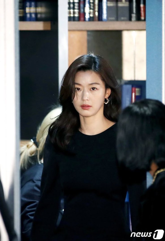 “Mợ chảnh” Jun Ji-hyun có còn đẹp khi lộ dấu hiệu lão hóa?- Ảnh 9. “Mợ chảnh” Jun Ji-hyun có còn đẹp khi lộ dấu hiệu lão hóa?- Ảnh 9.