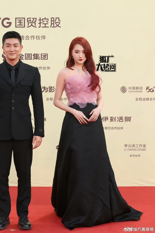 Mỹ nhân nổi danh Cbiz nhận mưa chê bai vì makeup dìm nhan sắc, netizen nhận xét “không bằng hot girl mạng”- Ảnh 12. Mỹ nhân nổi danh Cbiz nhận mưa chê bai vì makeup dìm nhan sắc, netizen nhận xét “không bằng hot girl mạng”- Ảnh 12.