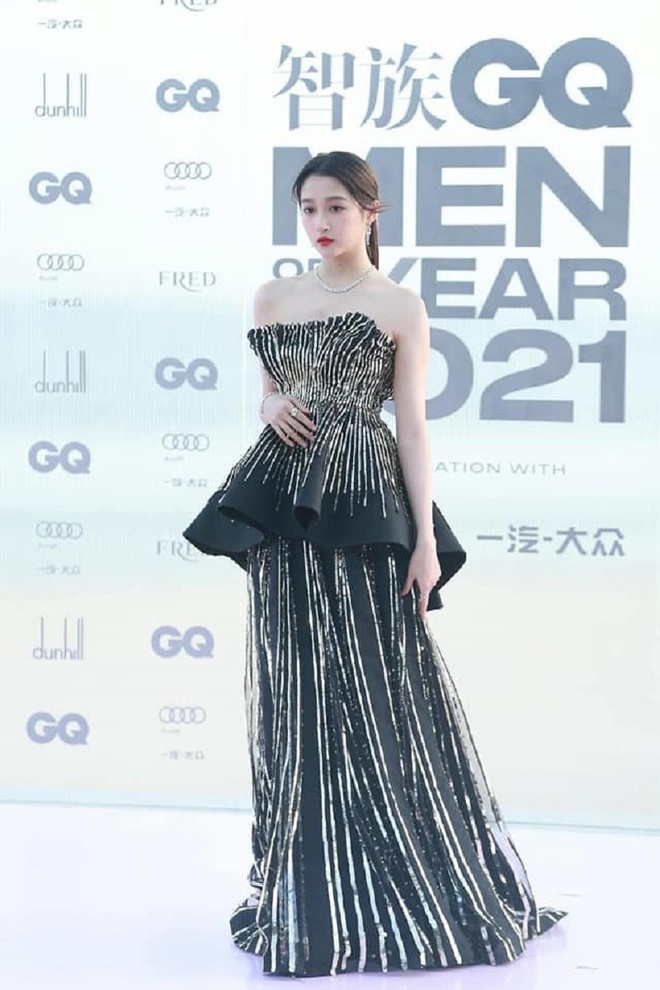 Mỹ nhân nổi danh Cbiz nhận mưa chê bai vì makeup dìm nhan sắc, netizen nhận xét “không bằng hot girl mạng”- Ảnh 13. Mỹ nhân nổi danh Cbiz nhận mưa chê bai vì makeup dìm nhan sắc, netizen nhận xét “không bằng hot girl mạng”- Ảnh 13.