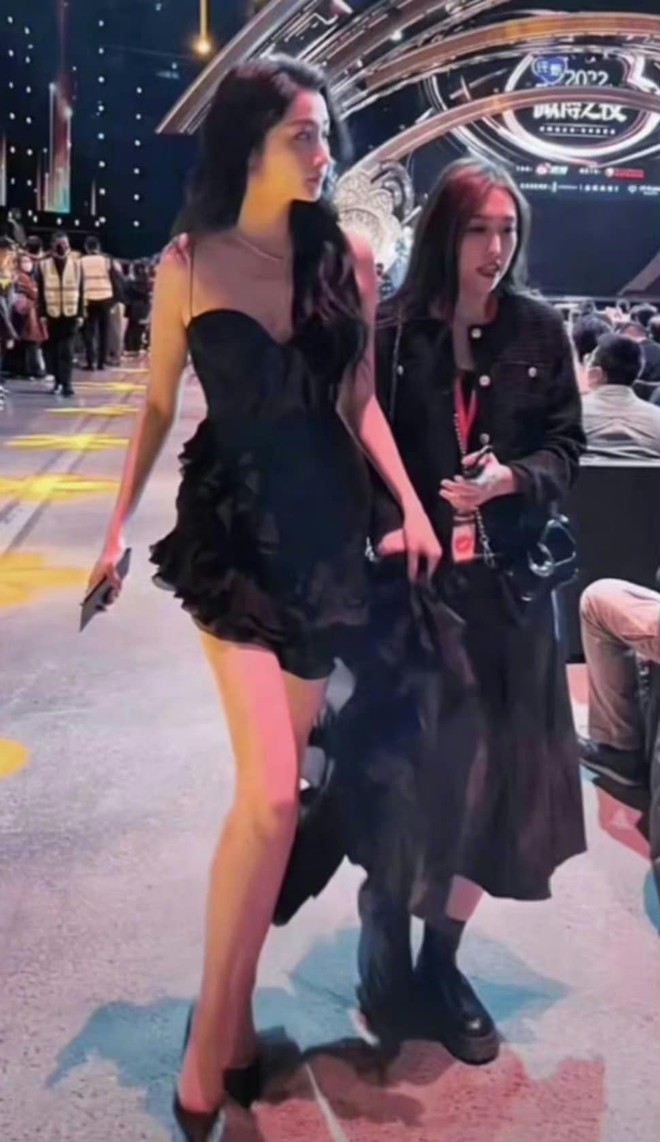 Mỹ nhân nổi danh Cbiz nhận mưa chê bai vì makeup dìm nhan sắc, netizen nhận xét “không bằng hot girl mạng”- Ảnh 17. Mỹ nhân nổi danh Cbiz nhận mưa chê bai vì makeup dìm nhan sắc, netizen nhận xét “không bằng hot girl mạng”- Ảnh 17.
