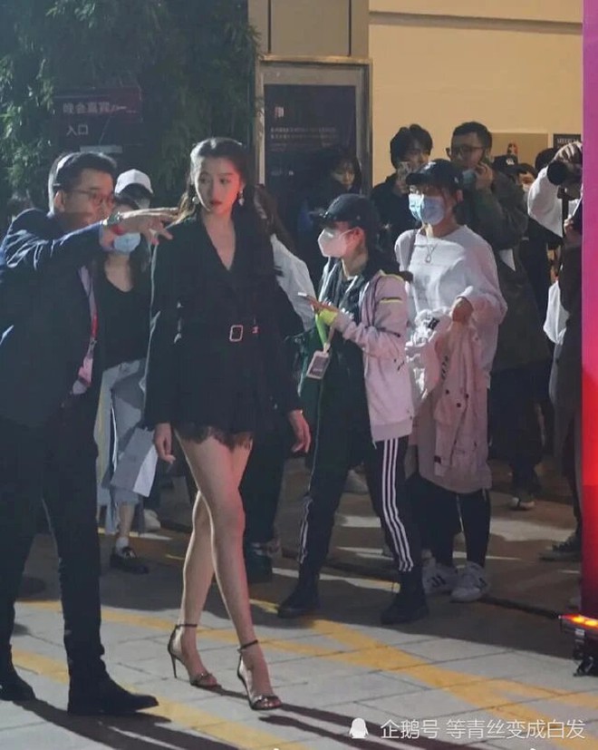 Mỹ nhân nổi danh Cbiz nhận mưa chê bai vì makeup dìm nhan sắc, netizen nhận xét “không bằng hot girl mạng”- Ảnh 18. Mỹ nhân nổi danh Cbiz nhận mưa chê bai vì makeup dìm nhan sắc, netizen nhận xét “không bằng hot girl mạng”- Ảnh 18.