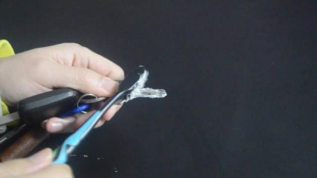 Người thông minh dùng kem đánh răng bôi lên chìa khóa, biết lý do tôi liền học theo- Ảnh 3. Người thông minh dùng kem đánh răng bôi lên chìa khóa, biết lý do tôi liền học theo- Ảnh 3.