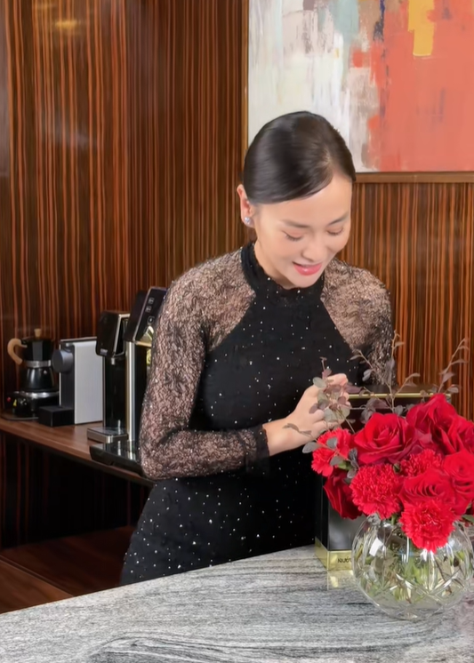 Phương Oanh nấu ăn ngon còn khéo cắm hoa, nhìn loạt bình hoa đẹp mê mà ai cũng muốn sắm theo- Ảnh 2. Phương Oanh nấu ăn ngon còn khéo cắm hoa, nhìn loạt bình hoa đẹp mê mà ai cũng muốn sắm theo- Ảnh 2.