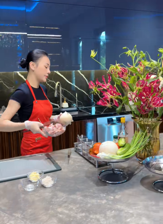 Phương Oanh nấu ăn ngon còn khéo cắm hoa, nhìn loạt bình hoa đẹp mê mà ai cũng muốn sắm theo- Ảnh 5. Phương Oanh nấu ăn ngon còn khéo cắm hoa, nhìn loạt bình hoa đẹp mê mà ai cũng muốn sắm theo- Ảnh 5.