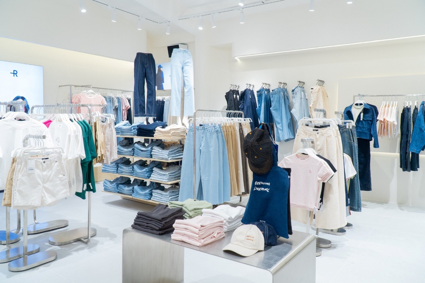 Routine khai trương New Flagship Store gần 1000m2 tạo lạc tại Trung Tâm Gò Vấp - Khẳng định sức nóng trong ngành thời trang- Ảnh 4. Routine khai trương New Flagship Store gần 1000m2 tạo lạc tại Trung Tâm Gò Vấp - Khẳng định sức nóng trong ngành thời trang- Ảnh 4.