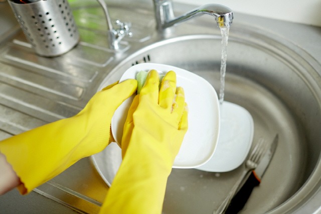 Rửa bát kiểu này thì xin lỗi, coi chừng vi khuẩn "cắm rễ" cả đời trong bếp nhà bạn! rua bat kieu nay thi xin loi coi chung vi khuan cam re ca doi trong bep nha ban