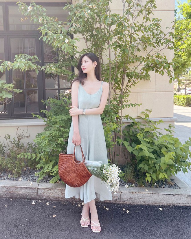 Sandal phối với 4 kiểu trang phục này là đẹp nhất!- Ảnh 2. Sandal phối với 4 kiểu trang phục này là đẹp nhất!- Ảnh 2.