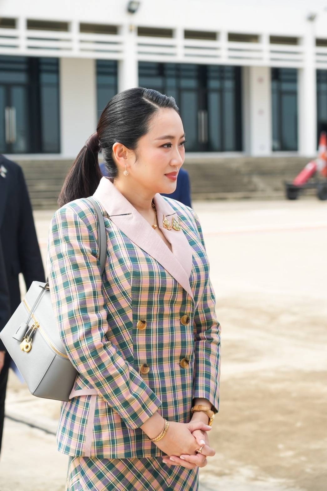 Thời trang ấn tượng của nữ Thủ tướng Thái Lan trong chuyến thăm Việt Nam- Ảnh 2. Thời trang ấn tượng của nữ Thủ tướng Thái Lan trong chuyến thăm Việt Nam- Ảnh 2.