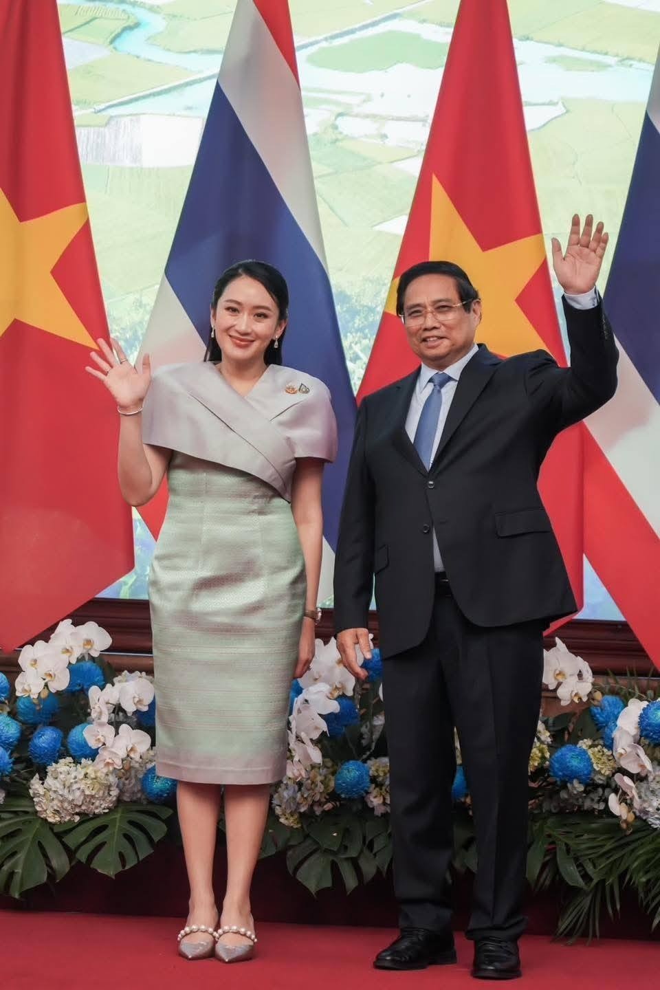 Thời trang ấn tượng của nữ Thủ tướng Thái Lan trong chuyến thăm Việt Nam- Ảnh 5. Thời trang ấn tượng của nữ Thủ tướng Thái Lan trong chuyến thăm Việt Nam- Ảnh 5.