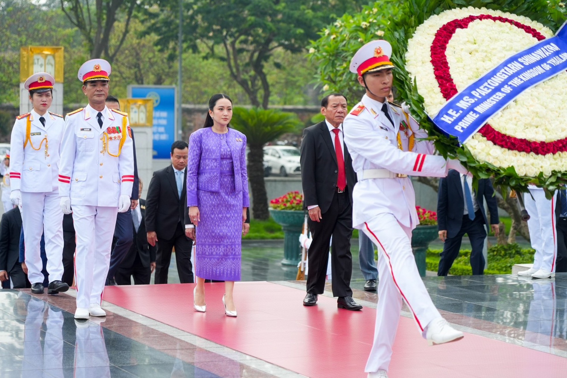 Thời trang ấn tượng của nữ Thủ tướng Thái Lan trong chuyến thăm Việt Nam- Ảnh 7. Thời trang ấn tượng của nữ Thủ tướng Thái Lan trong chuyến thăm Việt Nam- Ảnh 7.