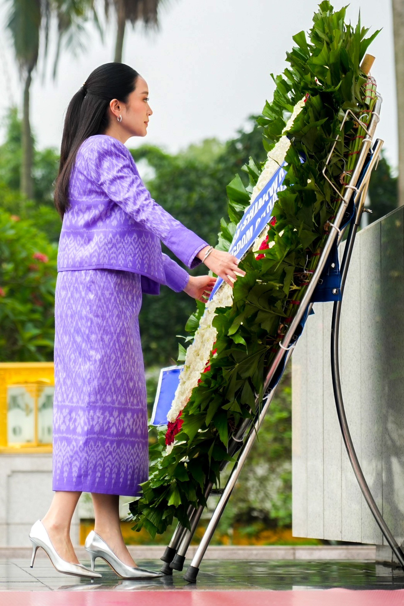 Thời trang ấn tượng của nữ Thủ tướng Thái Lan trong chuyến thăm Việt Nam- Ảnh 8. Thời trang ấn tượng của nữ Thủ tướng Thái Lan trong chuyến thăm Việt Nam- Ảnh 8.