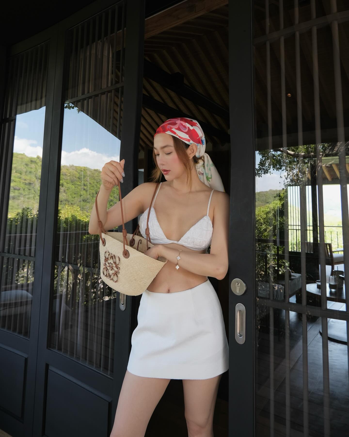Thời trang đi du lịch của Minh Hằng đẹp từ năm này qua năm khác, phụ nữ U40 nên tham khảo- Ảnh 2. Thời trang đi du lịch của Minh Hằng đẹp từ năm này qua năm khác, phụ nữ U40 nên tham khảo- Ảnh 2.