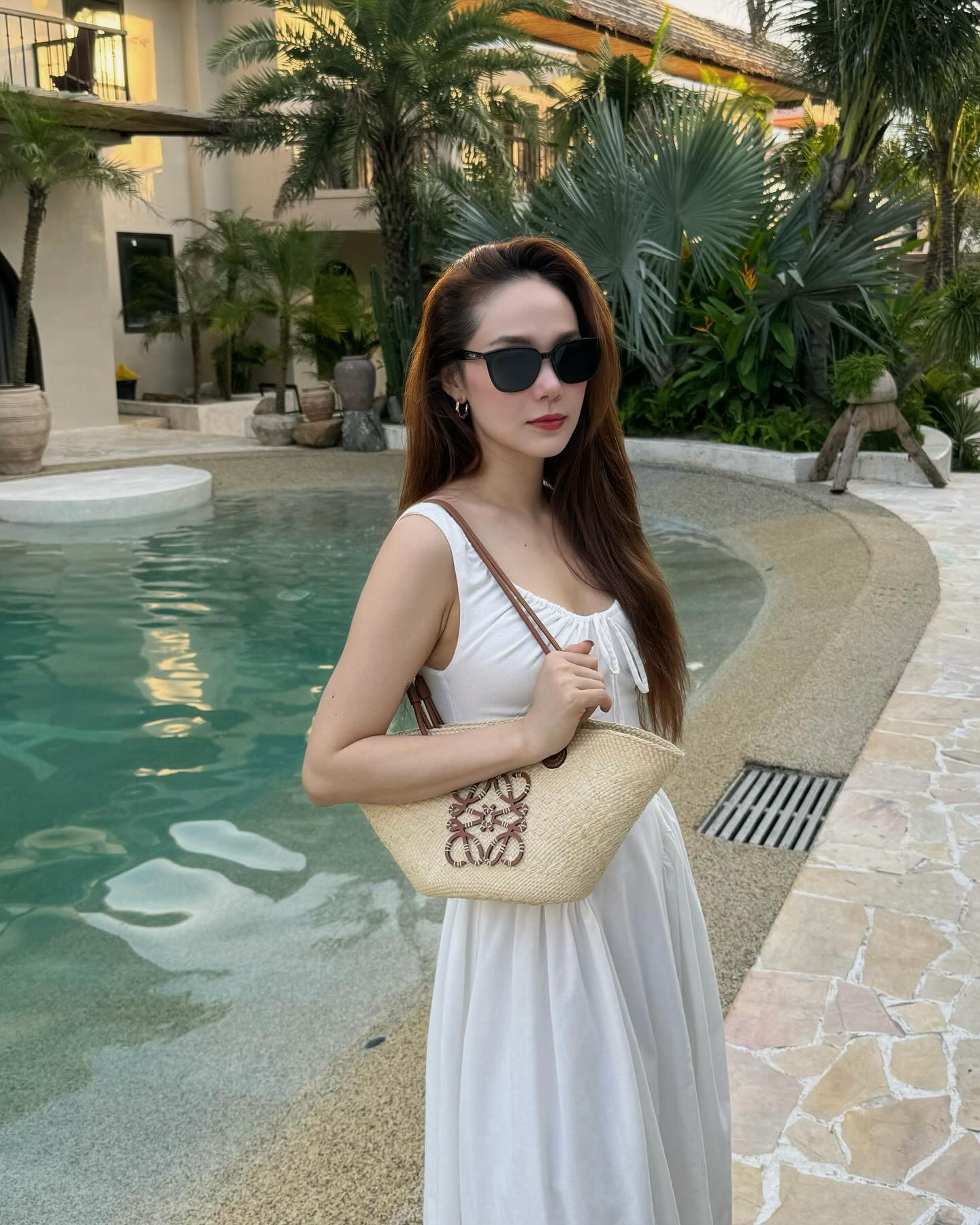 Thời trang đi du lịch của Minh Hằng đẹp từ năm này qua năm khác, phụ nữ U40 nên tham khảo- Ảnh 4. Thời trang đi du lịch của Minh Hằng đẹp từ năm này qua năm khác, phụ nữ U40 nên tham khảo- Ảnh 4.