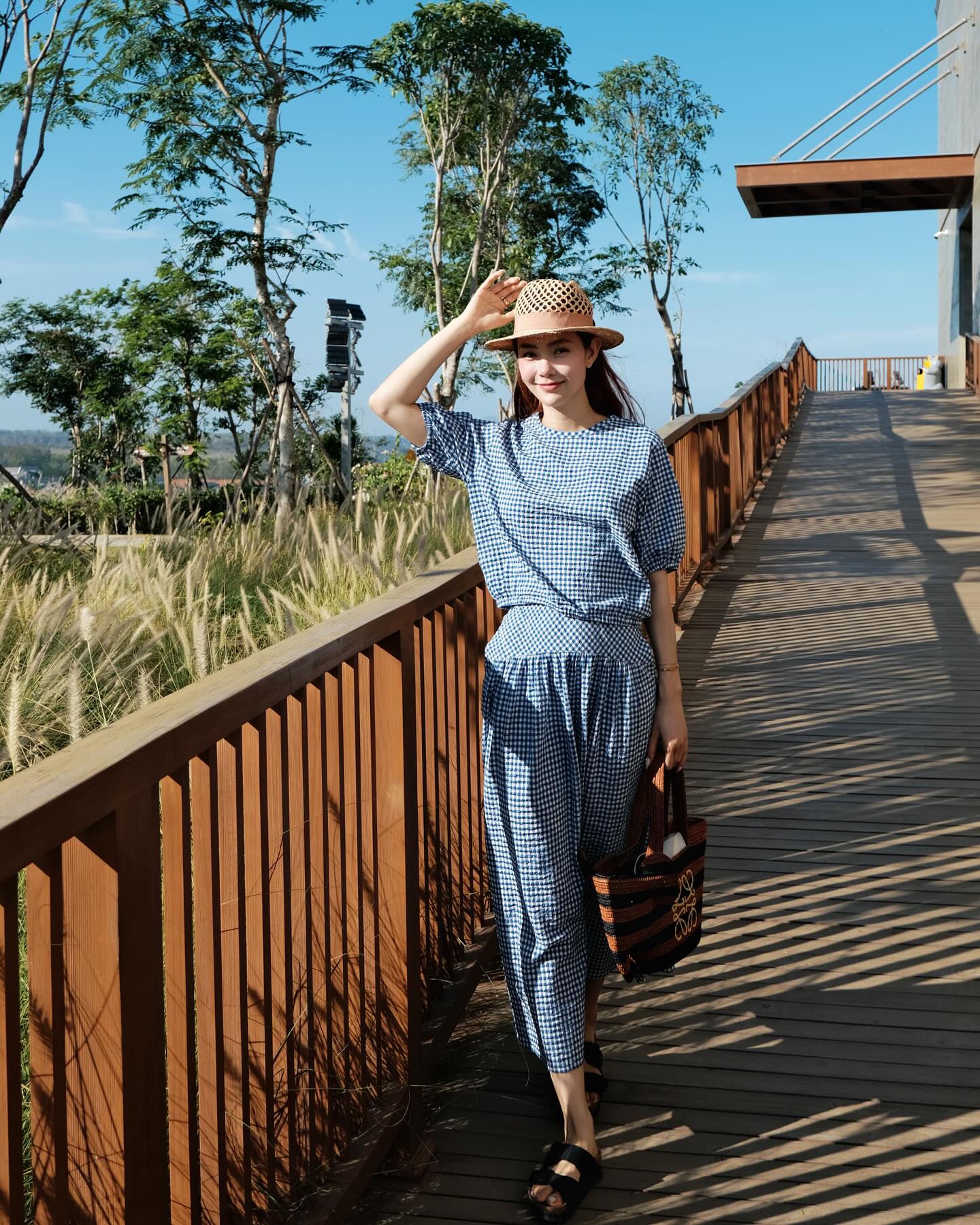 Thời trang đi du lịch của Minh Hằng đẹp từ năm này qua năm khác, phụ nữ U40 nên tham khảo thoi trang di du lich cua minh hang dep tu nam nay qua nam khac phu nu u40 nen tham khao