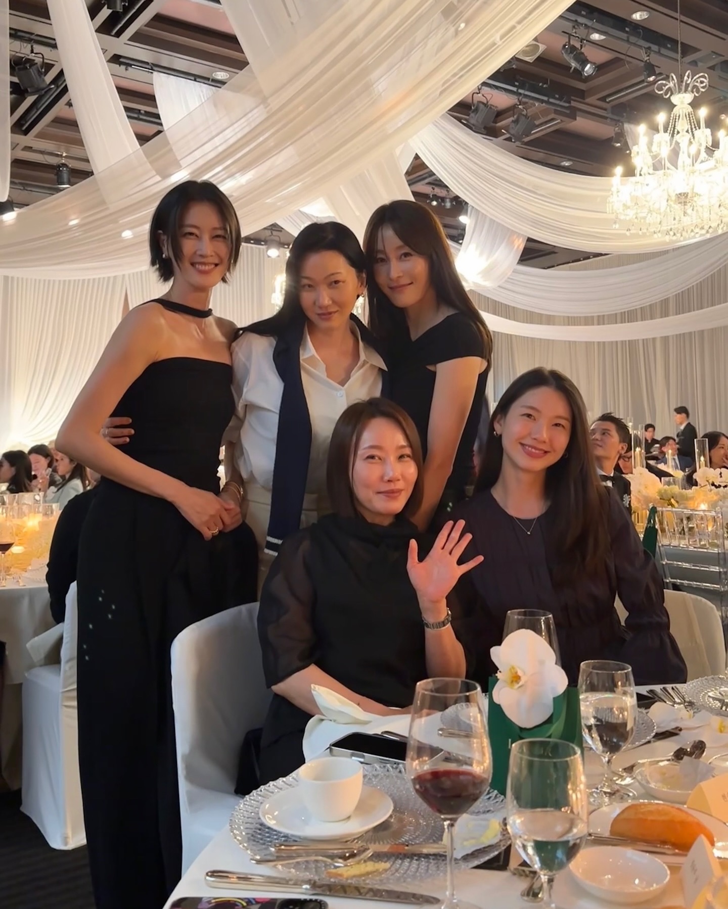 Tiệc cưới của Irene phủ kín MXH: Đại hội của dàn fashionista đình đám, bất ngờ nhất là mối quan hệ với Jessica- Ảnh 20. Tiệc cưới của Irene phủ kín MXH: Đại hội của dàn fashionista đình đám, bất ngờ nhất là mối quan hệ với Jessica- Ảnh 20.