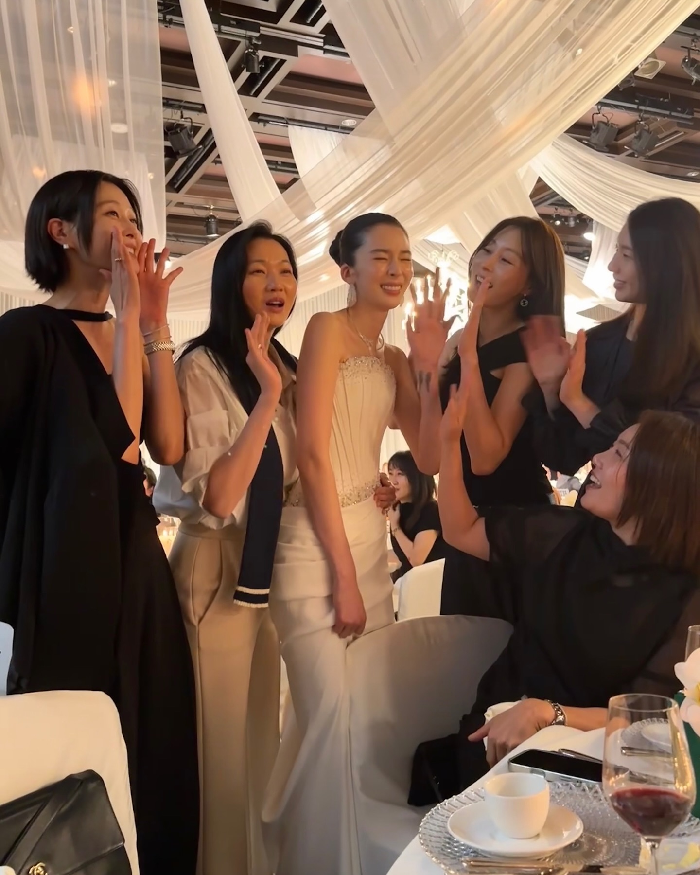 Tiệc cưới của Irene phủ kín MXH: Đại hội của dàn fashionista đình đám, bất ngờ nhất là mối quan hệ với Jessica- Ảnh 21. Tiệc cưới của Irene phủ kín MXH: Đại hội của dàn fashionista đình đám, bất ngờ nhất là mối quan hệ với Jessica- Ảnh 21.