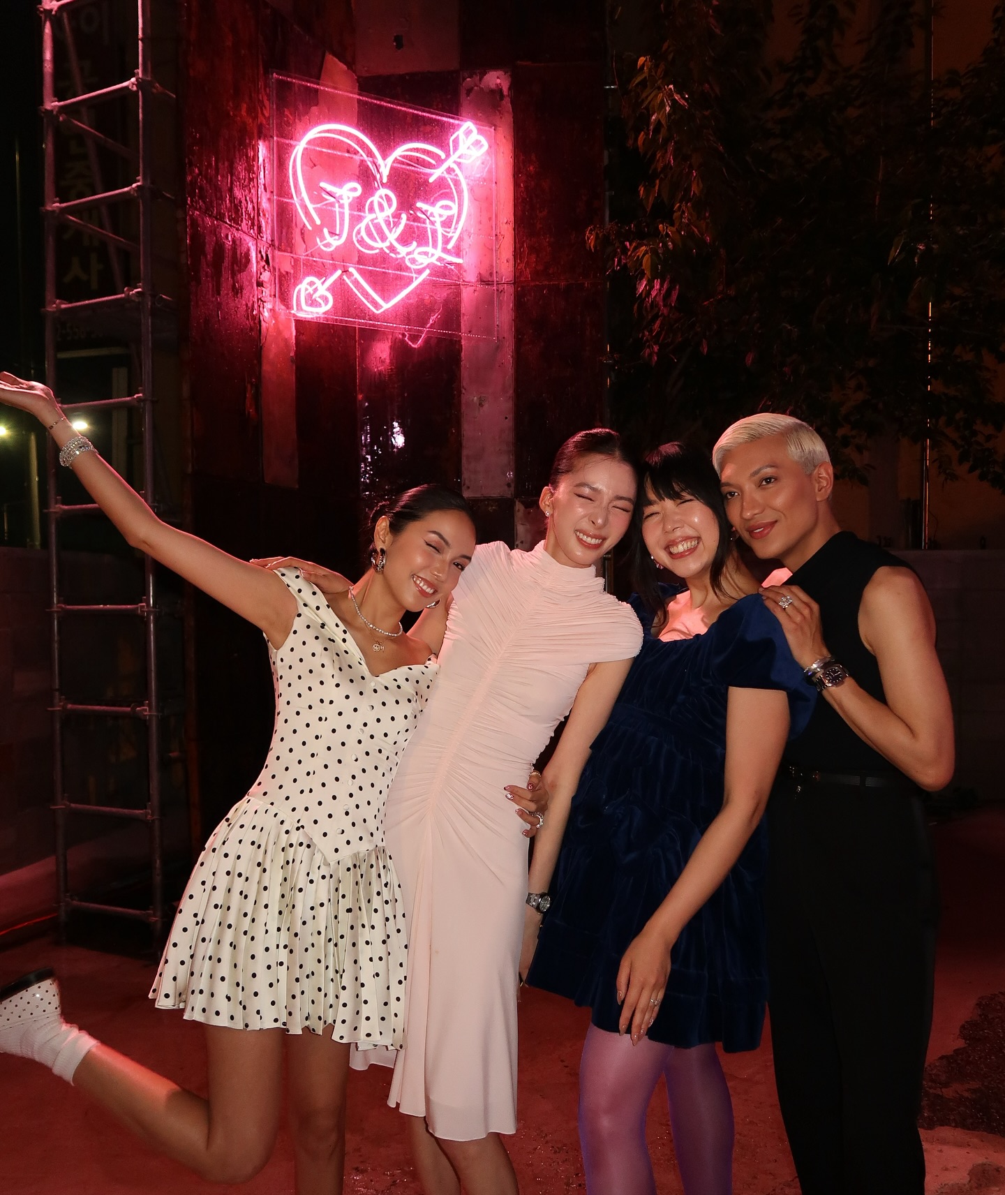 Tiệc cưới của Irene phủ kín MXH: Đại hội của dàn fashionista đình đám, bất ngờ nhất là mối quan hệ với Jessica- Ảnh 16. Tiệc cưới của Irene phủ kín MXH: Đại hội của dàn fashionista đình đám, bất ngờ nhất là mối quan hệ với Jessica- Ảnh 16.