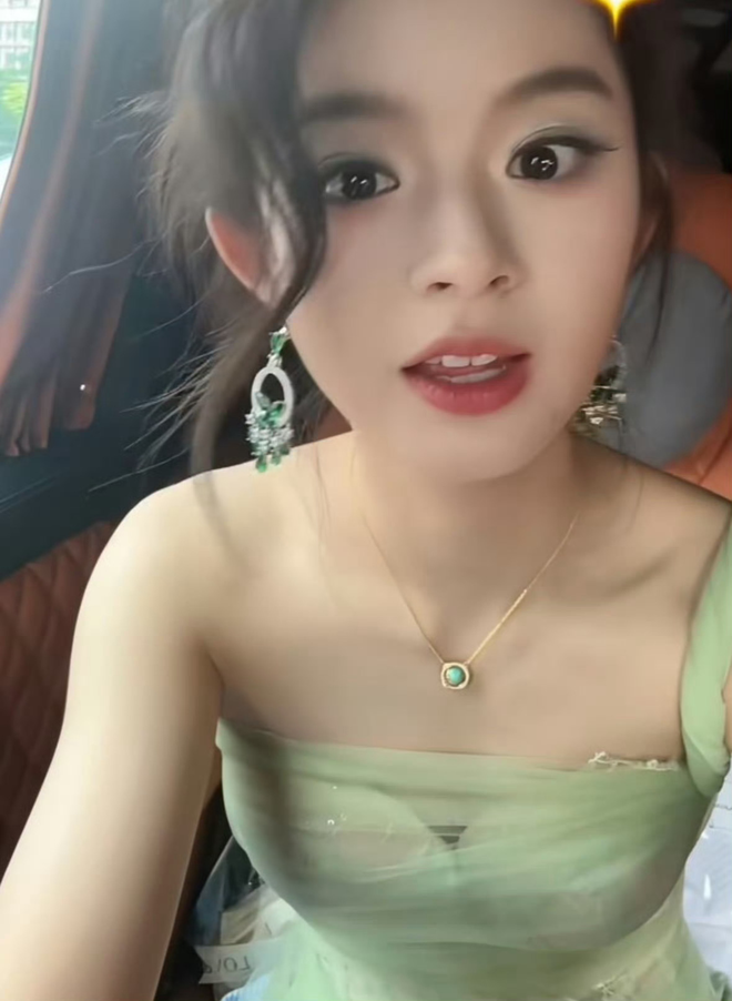 "Tiểu Triệu Lệ Dĩnh" - thiên kim tiểu thư lộ bí mật gia đình vì hoa tai 8 tỷ đã dính lời nguyền Prada?- Ảnh 2. "Tiểu Triệu Lệ Dĩnh" - thiên kim tiểu thư lộ bí mật gia đình vì hoa tai 8 tỷ đã dính lời nguyền Prada?- Ảnh 2.