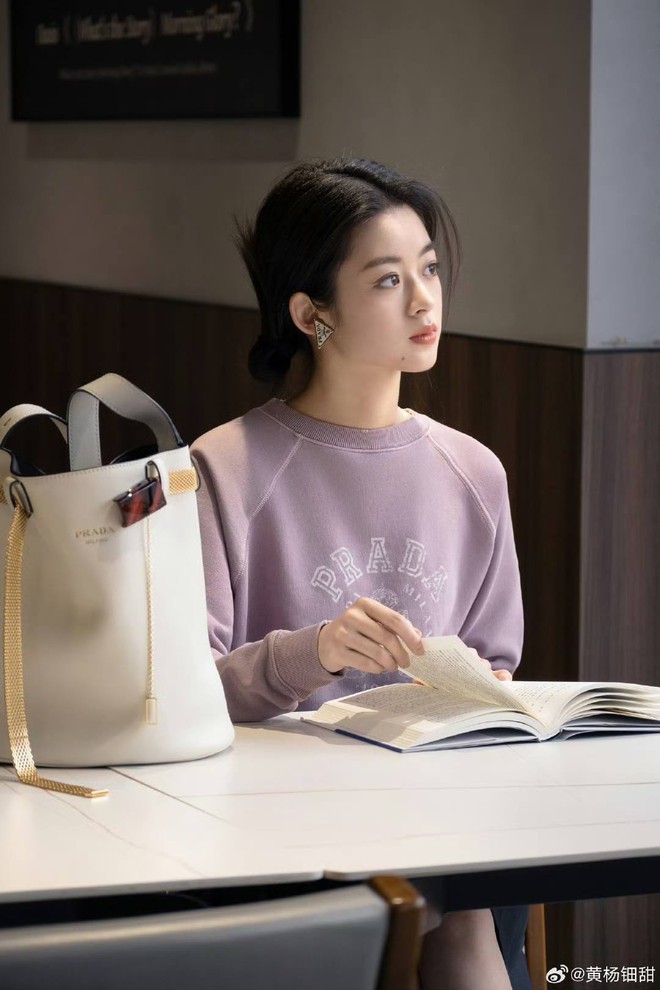 "Tiểu Triệu Lệ Dĩnh" - thiên kim tiểu thư lộ bí mật gia đình vì hoa tai 8 tỷ đã dính lời nguyền Prada?- Ảnh 11. "Tiểu Triệu Lệ Dĩnh" - thiên kim tiểu thư lộ bí mật gia đình vì hoa tai 8 tỷ đã dính lời nguyền Prada?- Ảnh 11.