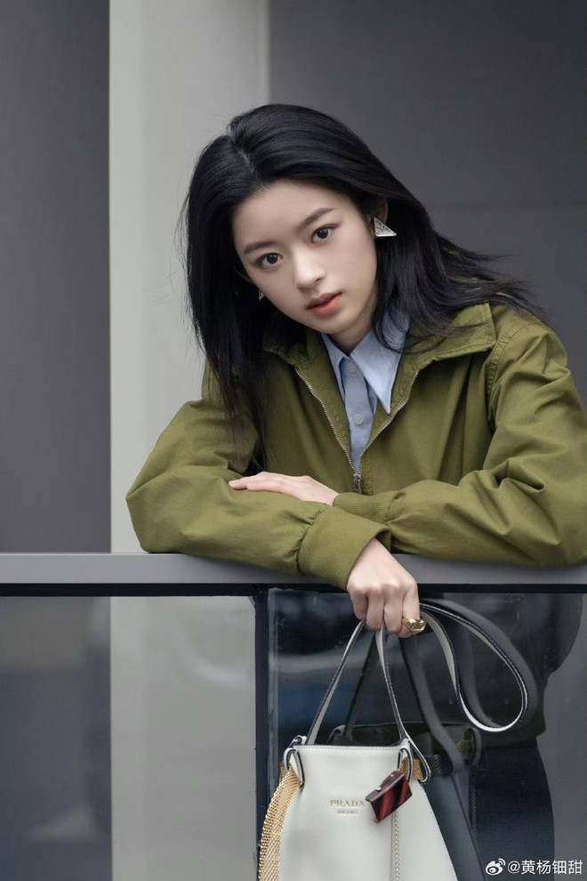"Tiểu Triệu Lệ Dĩnh" - thiên kim tiểu thư lộ bí mật gia đình vì hoa tai 8 tỷ đã dính lời nguyền Prada?- Ảnh 12. "Tiểu Triệu Lệ Dĩnh" - thiên kim tiểu thư lộ bí mật gia đình vì hoa tai 8 tỷ đã dính lời nguyền Prada?- Ảnh 12.