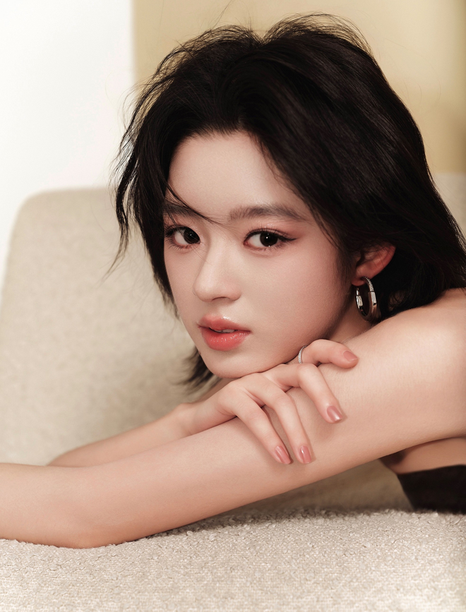 "Tiểu Triệu Lệ Dĩnh" - thiên kim tiểu thư lộ bí mật gia đình vì hoa tai 8 tỷ đã dính lời nguyền Prada?- Ảnh 7. "Tiểu Triệu Lệ Dĩnh" - thiên kim tiểu thư lộ bí mật gia đình vì hoa tai 8 tỷ đã dính lời nguyền Prada?- Ảnh 7.
