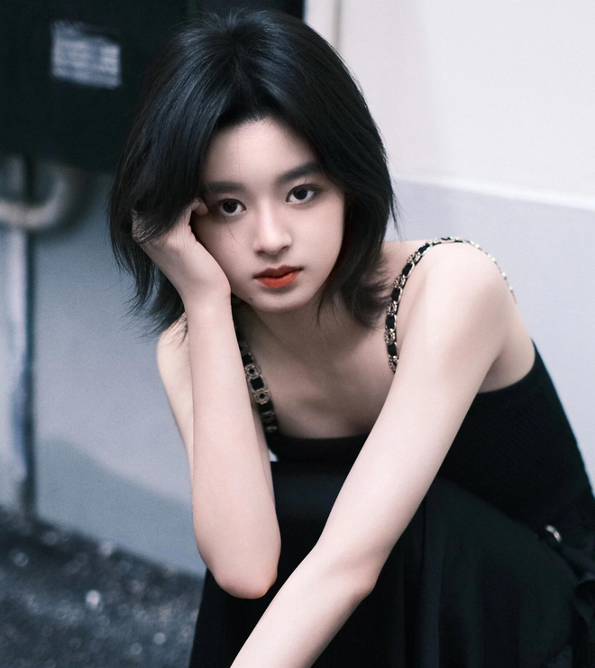 "Tiểu Triệu Lệ Dĩnh" - thiên kim tiểu thư lộ bí mật gia đình vì hoa tai 8 tỷ đã dính lời nguyền Prada?- Ảnh 9. "Tiểu Triệu Lệ Dĩnh" - thiên kim tiểu thư lộ bí mật gia đình vì hoa tai 8 tỷ đã dính lời nguyền Prada?- Ảnh 9.