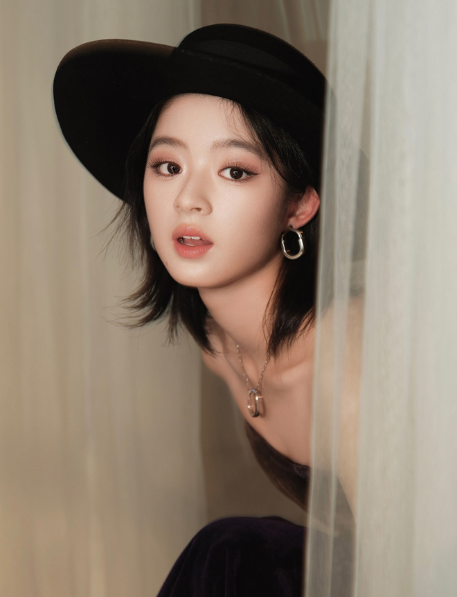 "Tiểu Triệu Lệ Dĩnh" - thiên kim tiểu thư lộ bí mật gia đình vì hoa tai 8 tỷ đã dính lời nguyền Prada?- Ảnh 10. "Tiểu Triệu Lệ Dĩnh" - thiên kim tiểu thư lộ bí mật gia đình vì hoa tai 8 tỷ đã dính lời nguyền Prada?- Ảnh 10.