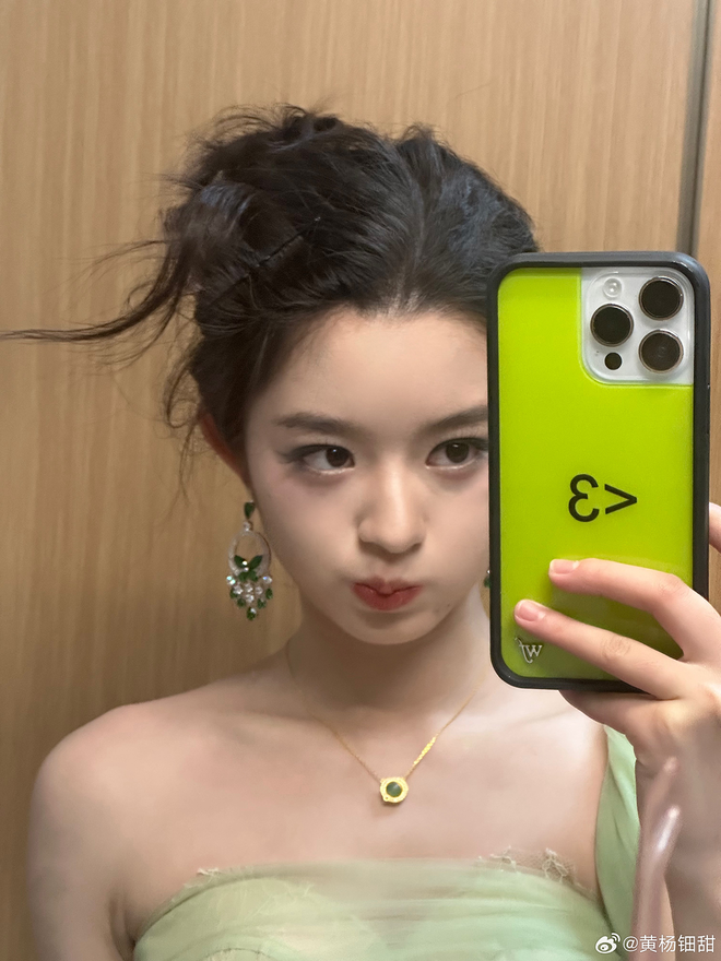 "Tiểu Triệu Lệ Dĩnh" - thiên kim tiểu thư lộ bí mật gia đình vì hoa tai 8 tỷ đã dính lời nguyền Prada?- Ảnh 1. "Tiểu Triệu Lệ Dĩnh" - thiên kim tiểu thư lộ bí mật gia đình vì hoa tai 8 tỷ đã dính lời nguyền Prada?- Ảnh 1.