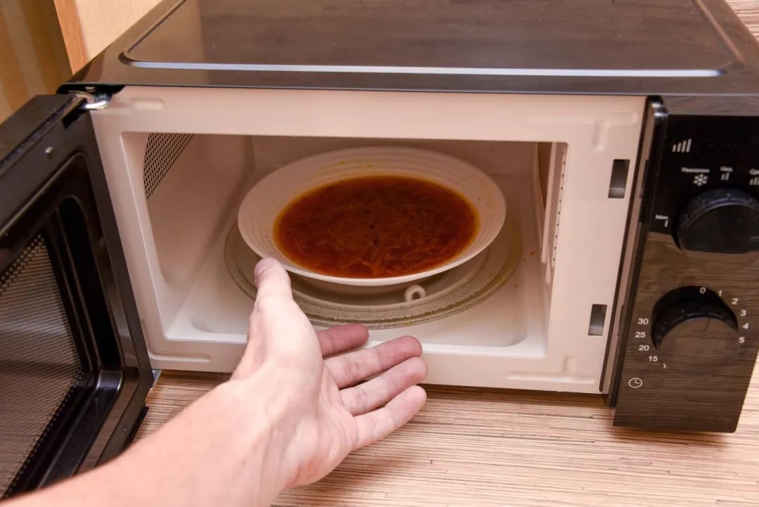 Tưởng "biết rồi khổ lắm nói mãi" vậy mà vẫn có người dùng lò vi sóng kiểu này mà không biết NGUY HIỂM kề bên- Ảnh 4. Tưởng "biết rồi khổ lắm nói mãi" vậy mà vẫn có người dùng lò vi sóng kiểu này mà không biết NGUY HIỂM kề bên- Ảnh 4.