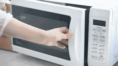 Tưởng "biết rồi khổ lắm nói mãi" vậy mà vẫn có người dùng lò vi sóng kiểu này mà không biết NGUY HIỂM kề bên- Ảnh 1. Tưởng "biết rồi khổ lắm nói mãi" vậy mà vẫn có người dùng lò vi sóng kiểu này mà không biết NGUY HIỂM kề bên- Ảnh 1.