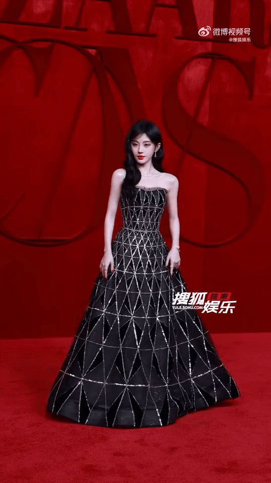 Tưởng Jang Won Young nhưng lại là mỹ nữ 4000 năm trên thảm đỏ: Nhan sắc này không ai giật spotlight nổi- Ảnh 1. Tưởng Jang Won Young nhưng lại là mỹ nữ 4000 năm trên thảm đỏ: Nhan sắc này không ai giật spotlight nổi- Ảnh 1.