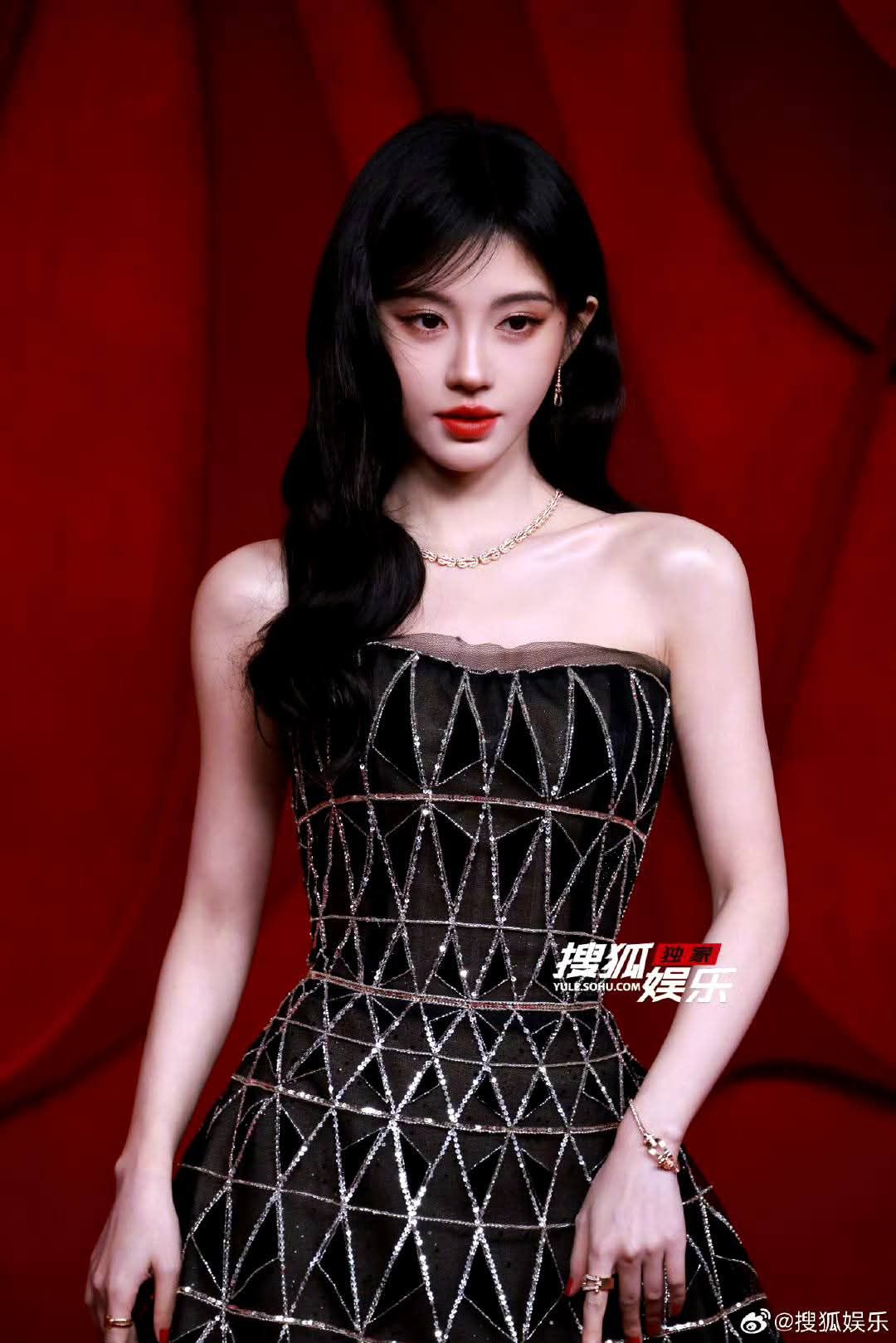 Tưởng Jang Won Young nhưng lại là mỹ nữ 4000 năm trên thảm đỏ: Nhan sắc này không ai giật spotlight nổi- Ảnh 5. Tưởng Jang Won Young nhưng lại là mỹ nữ 4000 năm trên thảm đỏ: Nhan sắc này không ai giật spotlight nổi- Ảnh 5.