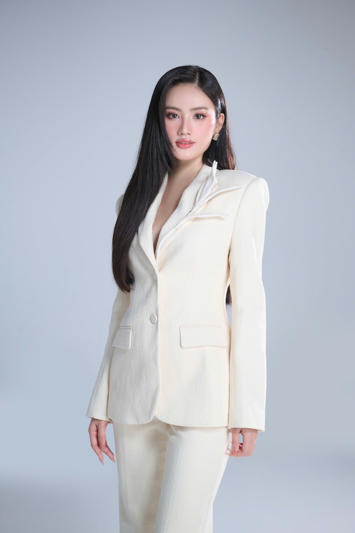Ý Nhi xin vía Hoa hậu Thanh Thủy, diện cùng 1 thiết kế khi chinh chiến quốc tế- Ảnh 4. Ý Nhi xin vía Hoa hậu Thanh Thủy, diện cùng 1 thiết kế khi chinh chiến quốc tế- Ảnh 4.