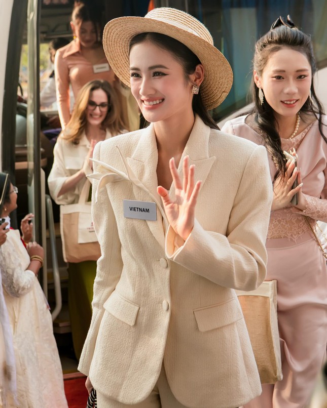 Ý Nhi xin vía Hoa hậu Thanh Thủy, diện cùng 1 thiết kế khi chinh chiến quốc tế- Ảnh 5. Ý Nhi xin vía Hoa hậu Thanh Thủy, diện cùng 1 thiết kế khi chinh chiến quốc tế- Ảnh 5.