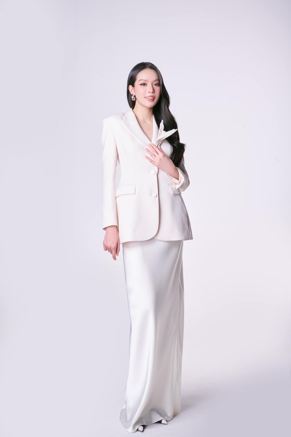 Ý Nhi xin vía Hoa hậu Thanh Thủy, diện cùng 1 thiết kế khi chinh chiến quốc tế- Ảnh 7. Ý Nhi xin vía Hoa hậu Thanh Thủy, diện cùng 1 thiết kế khi chinh chiến quốc tế- Ảnh 7.