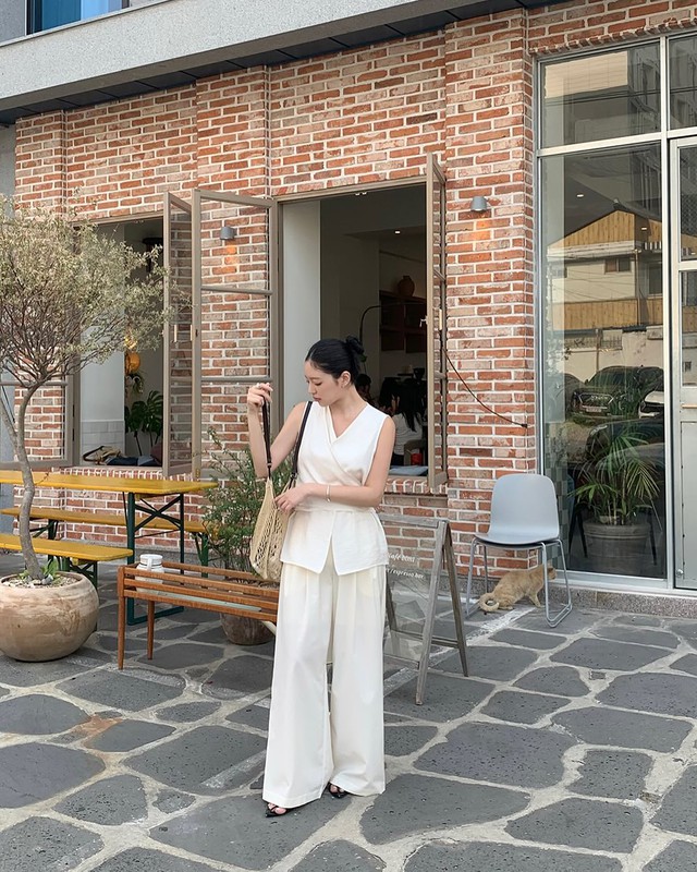 10 cách phối quần ống rộng đơn giản mà vẫn giúp chị em mặc đẹp suốt mùa hè- Ảnh 9. 10 cách phối quần ống rộng đơn giản mà vẫn giúp chị em mặc đẹp suốt mùa hè- Ảnh 9.