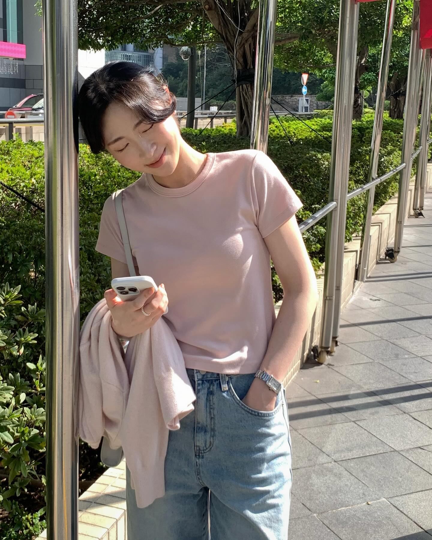 Đừng phối đồ cầu kỳ, chị em mặc áo thun theo 10 cách tối giản là sang trọng mọi lúc mọi nơi- Ảnh 2. Đừng phối đồ cầu kỳ, chị em mặc áo thun theo 10 cách tối giản là sang trọng mọi lúc mọi nơi- Ảnh 2.