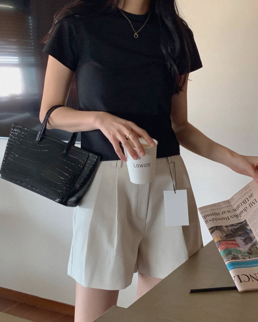 Đừng phối đồ cầu kỳ, chị em mặc áo thun theo 10 cách tối giản là sang trọng mọi lúc mọi nơi- Ảnh 3. Đừng phối đồ cầu kỳ, chị em mặc áo thun theo 10 cách tối giản là sang trọng mọi lúc mọi nơi- Ảnh 3.