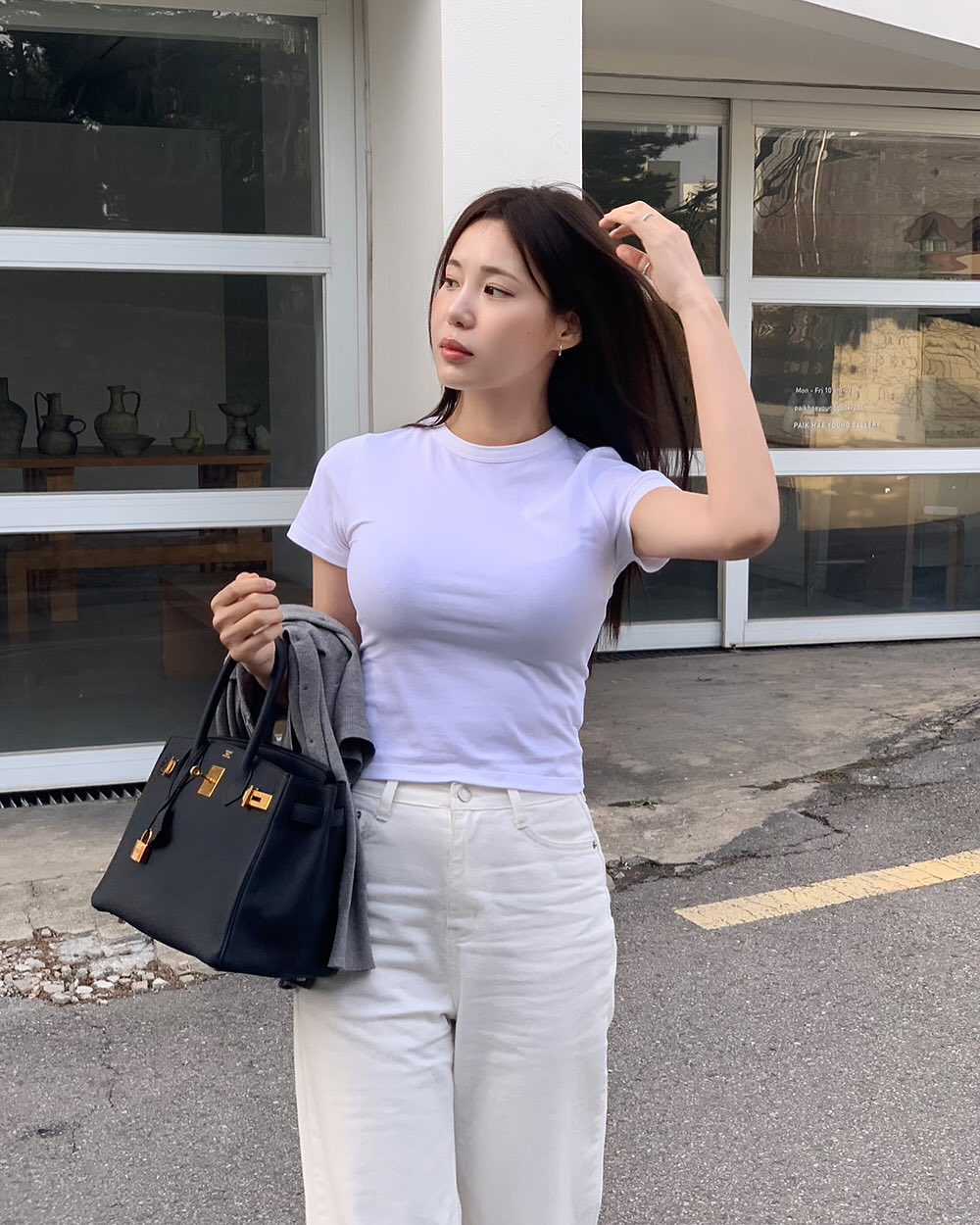 Đừng phối đồ cầu kỳ, chị em mặc áo thun theo 10 cách tối giản là sang trọng mọi lúc mọi nơi- Ảnh 4. Đừng phối đồ cầu kỳ, chị em mặc áo thun theo 10 cách tối giản là sang trọng mọi lúc mọi nơi- Ảnh 4.