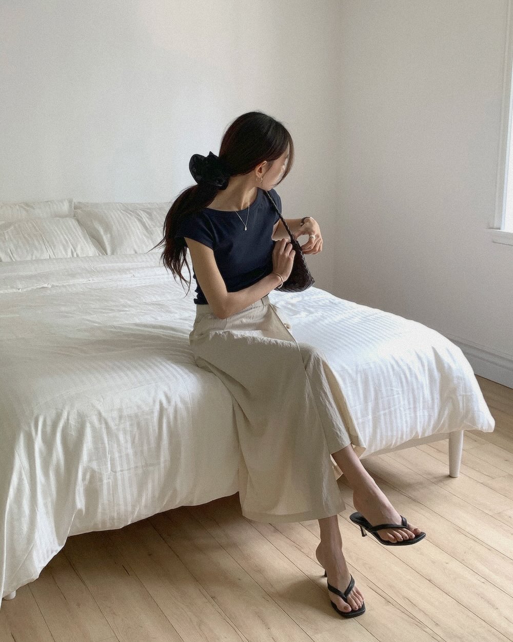 Đừng phối đồ cầu kỳ, chị em mặc áo thun theo 10 cách tối giản là sang trọng mọi lúc mọi nơi- Ảnh 8. Đừng phối đồ cầu kỳ, chị em mặc áo thun theo 10 cách tối giản là sang trọng mọi lúc mọi nơi- Ảnh 8.