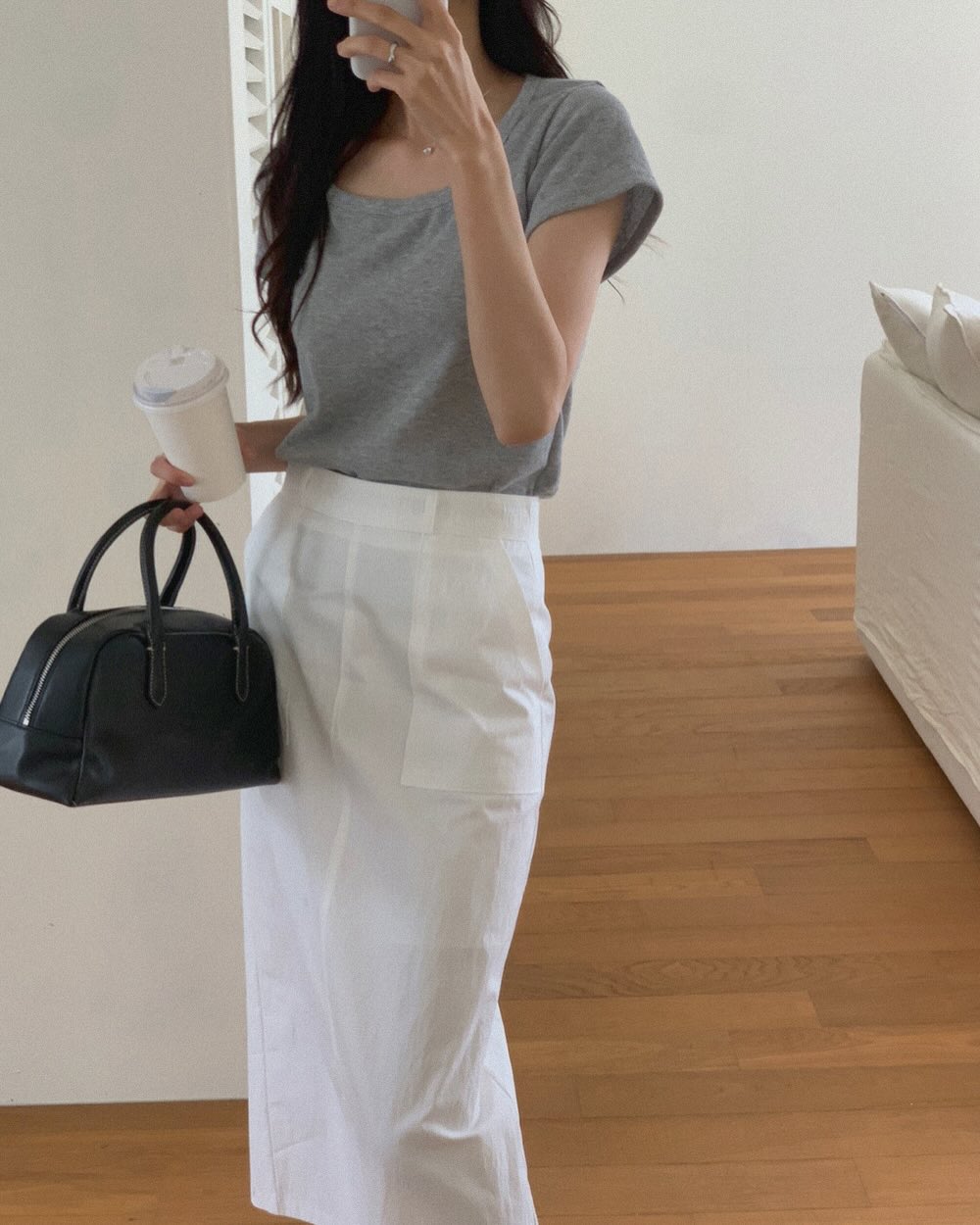 Đừng phối đồ cầu kỳ, chị em mặc áo thun theo 10 cách tối giản là sang trọng mọi lúc mọi nơi- Ảnh 9. Đừng phối đồ cầu kỳ, chị em mặc áo thun theo 10 cách tối giản là sang trọng mọi lúc mọi nơi- Ảnh 9.