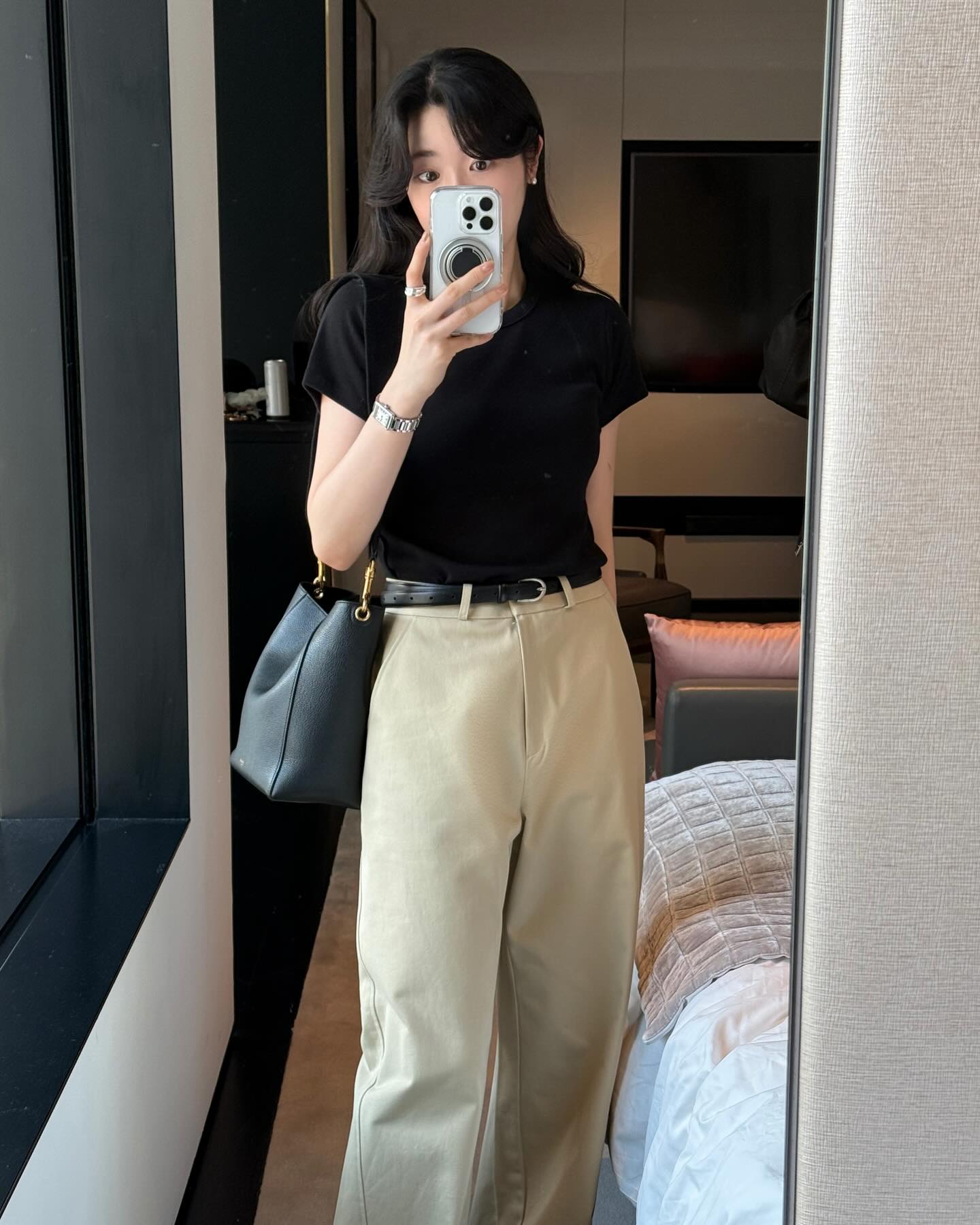 Đừng phối đồ cầu kỳ, chị em mặc áo thun theo 10 cách tối giản là sang trọng mọi lúc mọi nơi- Ảnh 1. Đừng phối đồ cầu kỳ, chị em mặc áo thun theo 10 cách tối giản là sang trọng mọi lúc mọi nơi- Ảnh 1.