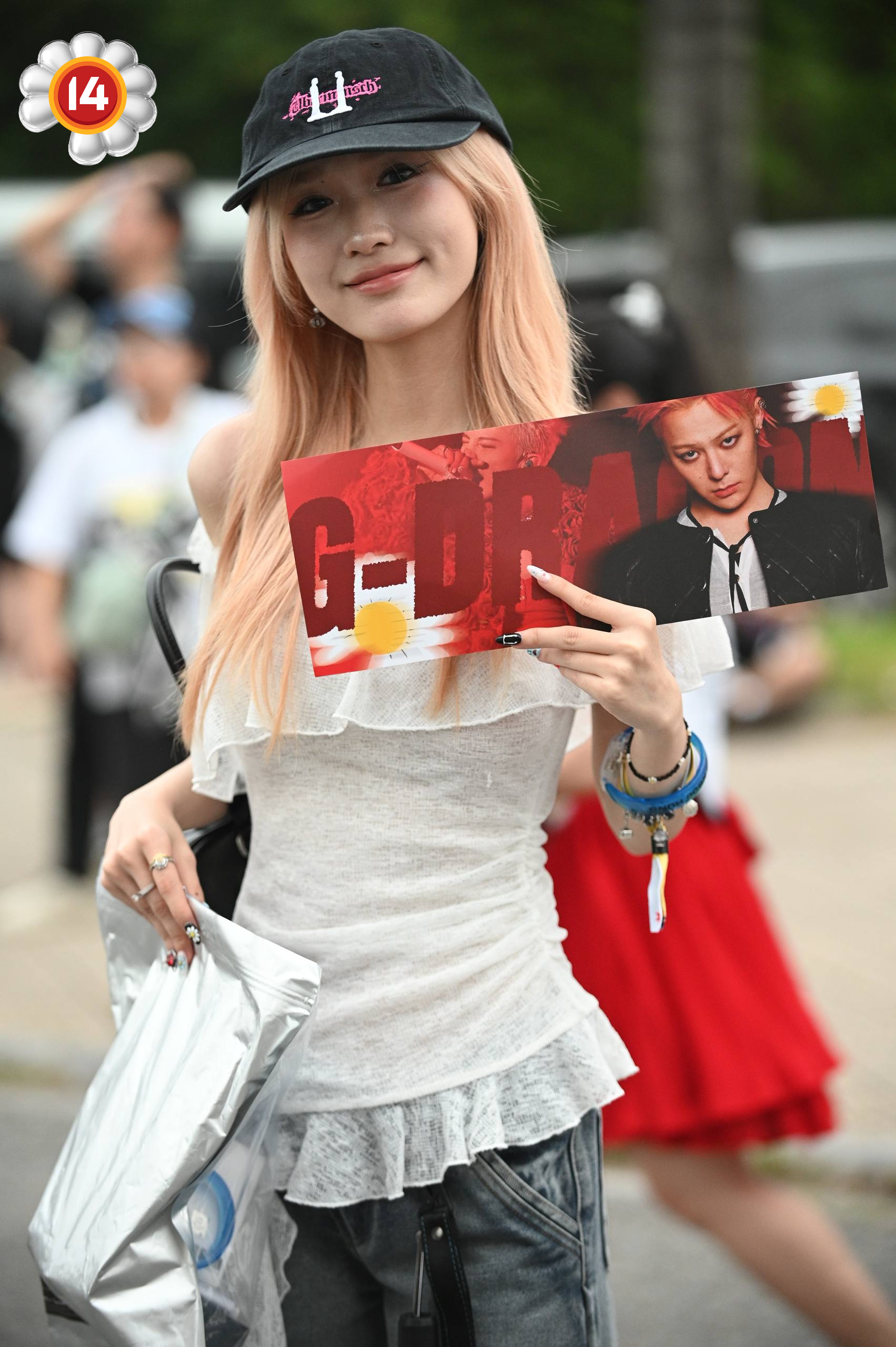 Fan "anh Long" không chất thì ai chất? SVĐ Mỹ Đình thành fashion week thật rồi!- Ảnh 2. Fan "anh Long" không chất thì ai chất? SVĐ Mỹ Đình thành fashion week thật rồi!- Ảnh 2.