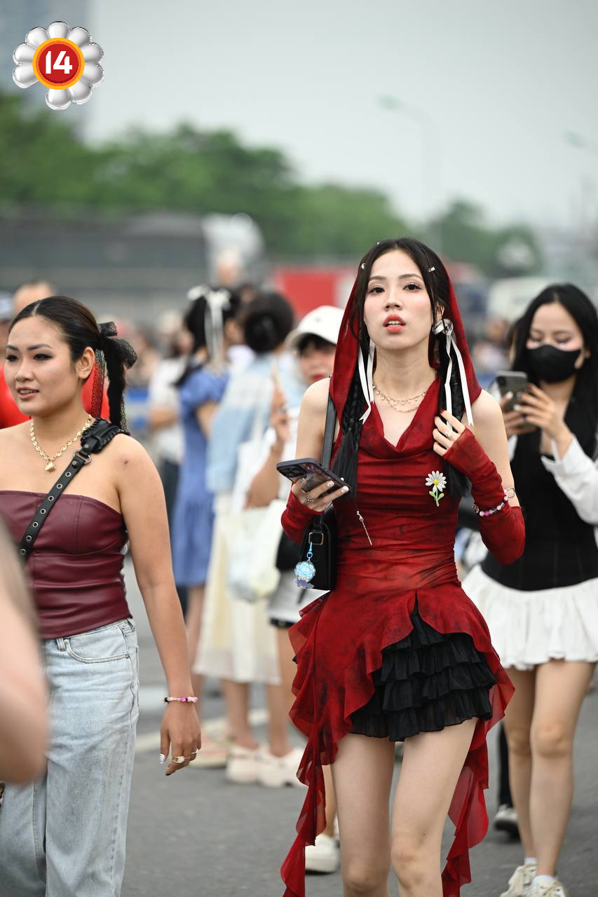 Fan "anh Long" không chất thì ai chất? SVĐ Mỹ Đình thành fashion week thật rồi!- Ảnh 11. Fan "anh Long" không chất thì ai chất? SVĐ Mỹ Đình thành fashion week thật rồi!- Ảnh 11.