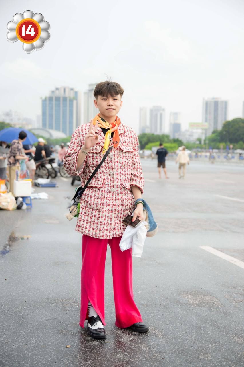 Fan "anh Long" không chất thì ai chất? SVĐ Mỹ Đình thành fashion week thật rồi!- Ảnh 12. Fan "anh Long" không chất thì ai chất? SVĐ Mỹ Đình thành fashion week thật rồi!- Ảnh 12.