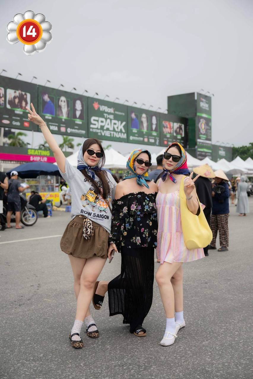 Fan "anh Long" không chất thì ai chất? SVĐ Mỹ Đình thành fashion week thật rồi!- Ảnh 13. Fan "anh Long" không chất thì ai chất? SVĐ Mỹ Đình thành fashion week thật rồi!- Ảnh 13.