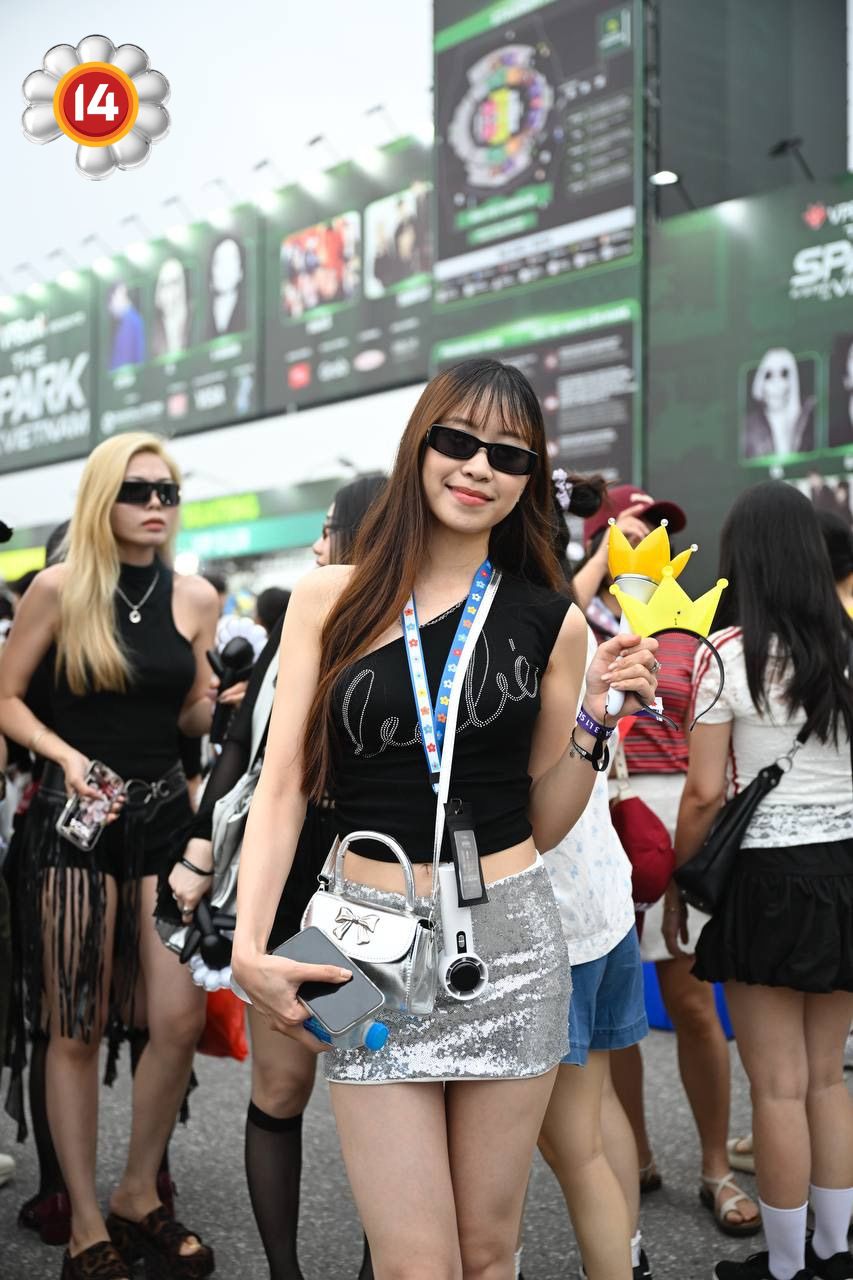 Fan "anh Long" không chất thì ai chất? SVĐ Mỹ Đình thành fashion week thật rồi!- Ảnh 14. Fan "anh Long" không chất thì ai chất? SVĐ Mỹ Đình thành fashion week thật rồi!- Ảnh 14.