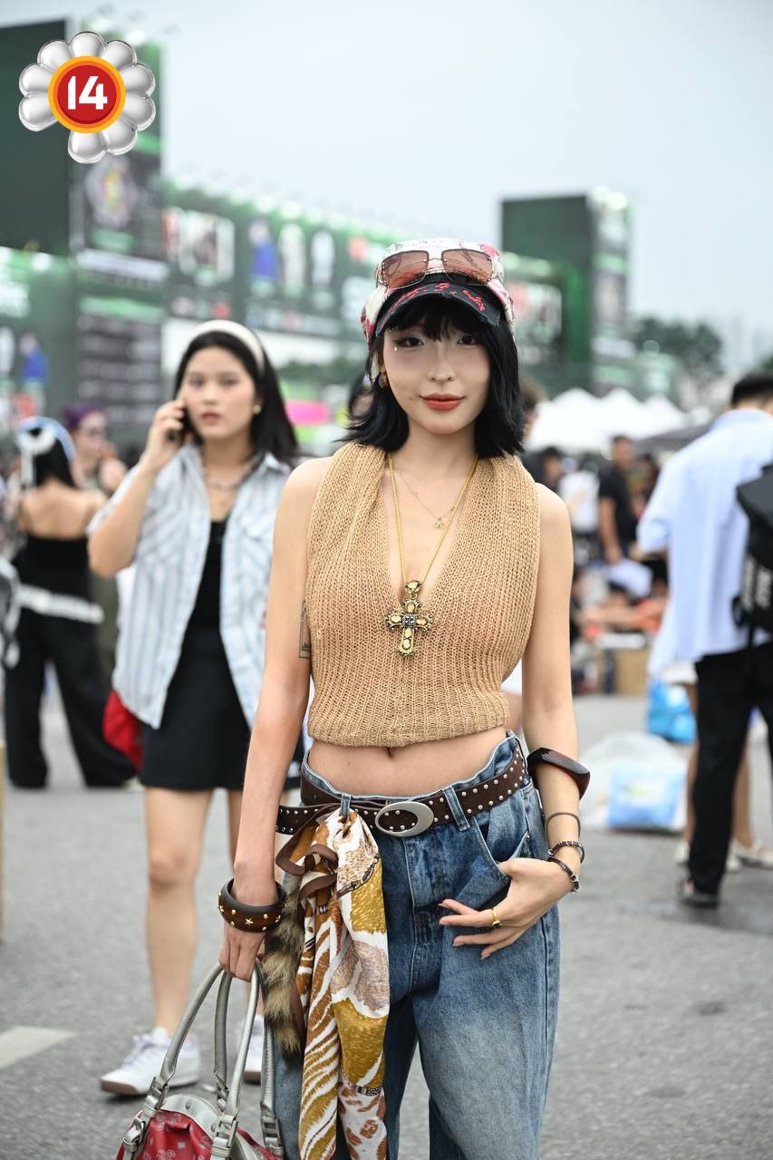 Fan "anh Long" không chất thì ai chất? SVĐ Mỹ Đình thành fashion week thật rồi!- Ảnh 15. Fan "anh Long" không chất thì ai chất? SVĐ Mỹ Đình thành fashion week thật rồi!- Ảnh 15.