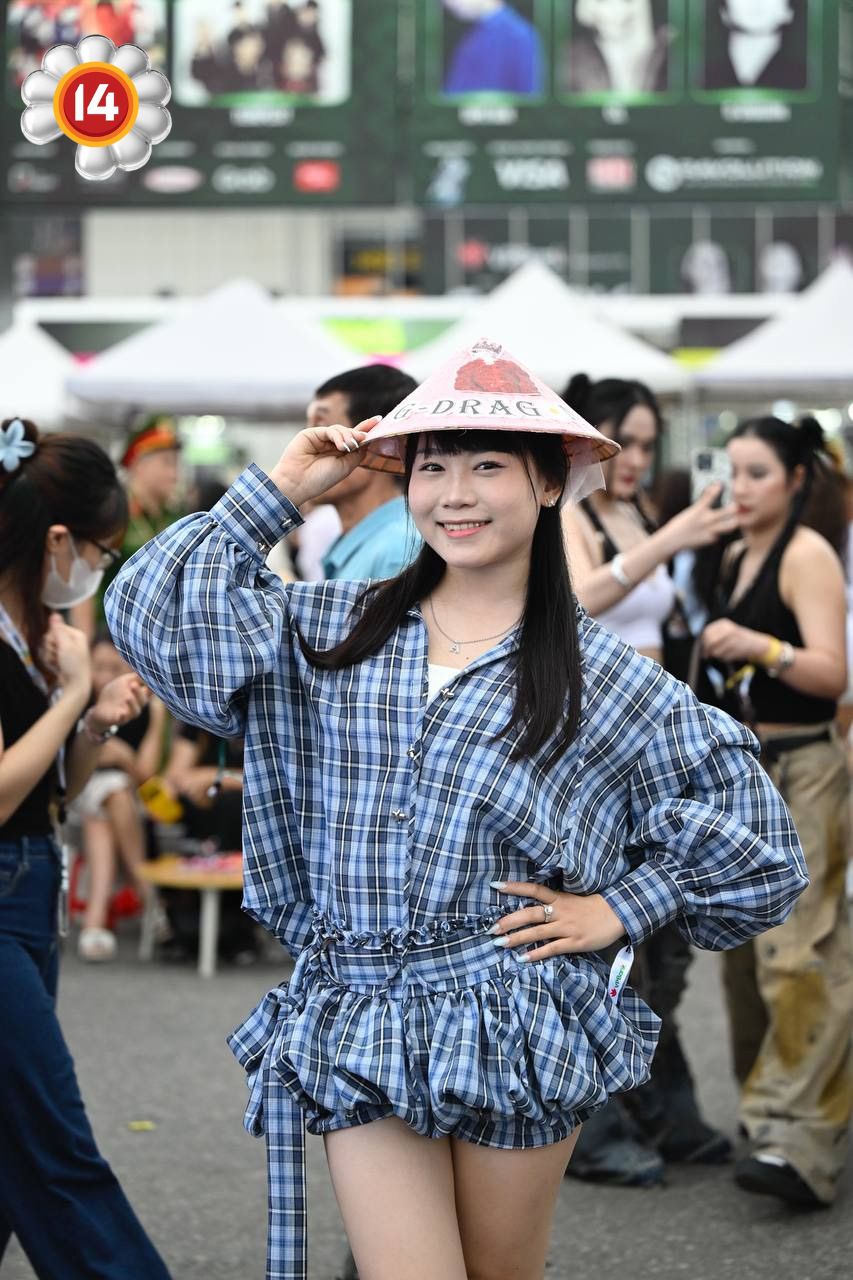 Fan "anh Long" không chất thì ai chất? SVĐ Mỹ Đình thành fashion week thật rồi!- Ảnh 16. Fan "anh Long" không chất thì ai chất? SVĐ Mỹ Đình thành fashion week thật rồi!- Ảnh 16.